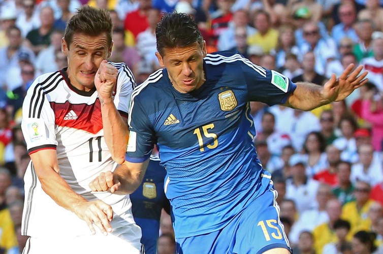 Miroslav Klose i Martin Demichelis w czasie meczu Niemcy - Argentyna w finale mindialu 2014