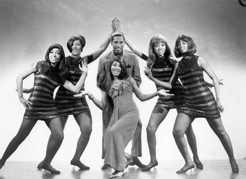 Ike i Tina Turner wraz z wokalistkami i tancerkami "The Ikettes" w 1968 r.