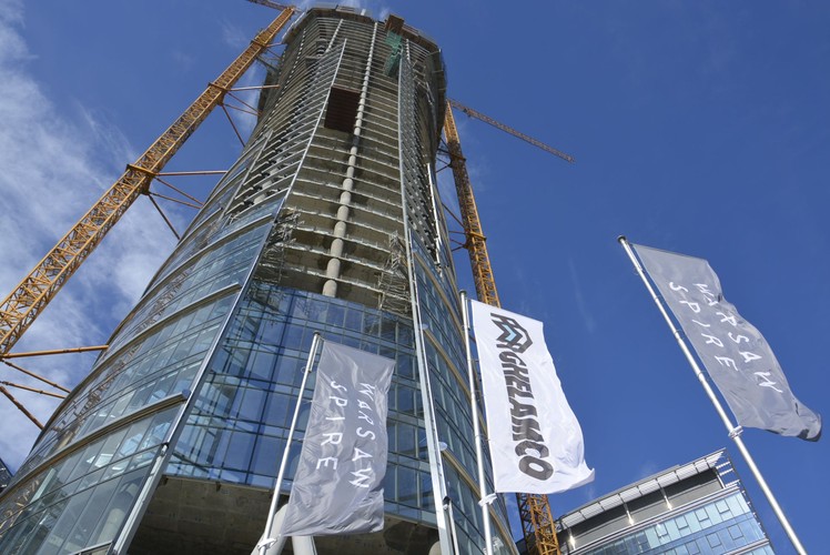 Umowa z Samsungiem jest jednocześnie największą transakcją najmu zawartą na rynku nieruchomości na powierzchnię biurową w centrum Warszawy oraz największym najmem od początku 2015 r. Największą w historii warszawskiego rynku umową najmu była transakcja Orange na prawie 44 tys. m2 powierzchni biurowej w kompleksie Miasteczko Orange przy Al. Jerozolimskich.