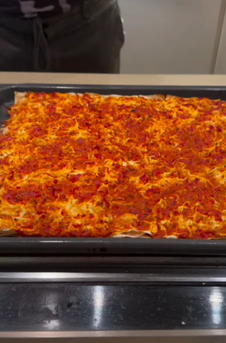 Čeda Jovanović sprema krompirušu sebi i Aci