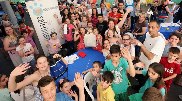 Gyerekek digitális oktatásáért fog össze a Nemzetközi Gyermekmentő Szolgálat (NGYSZ) és a Microsoft Magyarország