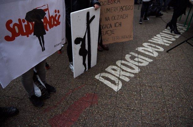 Uczestnicy "Czarnego protestu" pikietują przed siedzibą Solidarności w Gdańsku