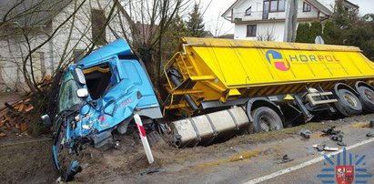 Tir pędził jak szalony i staranował osobówkę