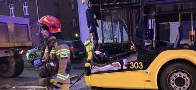 Zderzenie autobusu z ciągnikiem. Są ranni