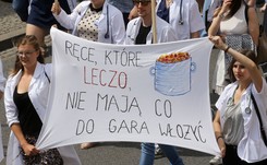 'Dziecko mnie nie poznaje, bo pracuję 300 godzin miesięcznie'. Protest młodych lekarzy