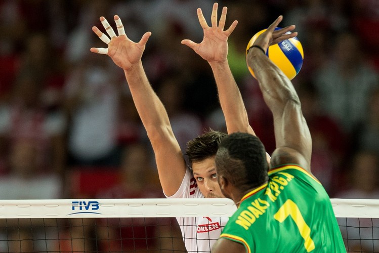 Polak Michał Winiarski i Jean Patrice Ndaki z Kamerunu podczas meczu grupy A mistrzostw świata siatkarzy we Wrocławiu