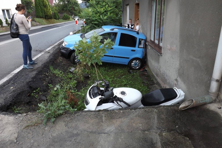 Samochód rozbity na pechowym zakręcie