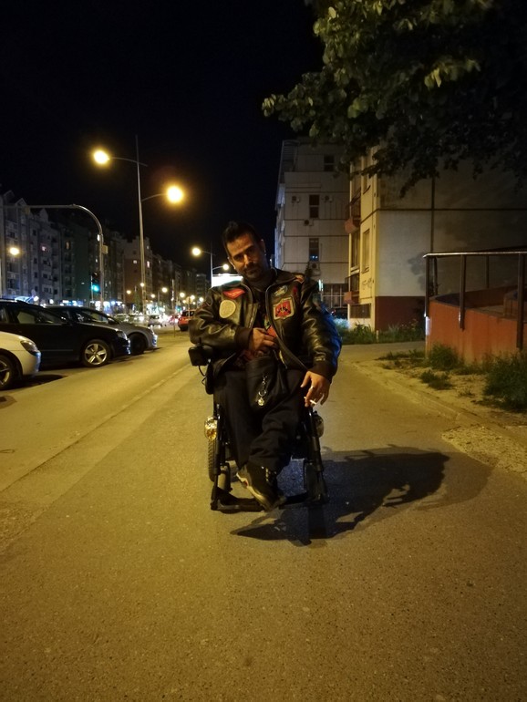 Image result for DUŠAN JE NAJNEOBIČNIJI VOĐA NAVIJAČA "U centru Novog Sada lik je krenuo da me pljačka, samo sam rekao - je li gari, ti nisi baš odavde"
