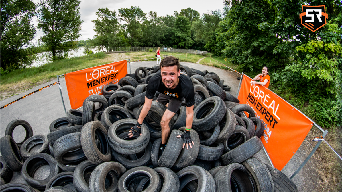 Uczestnicy Men Expert Survival Race na trasie biegu