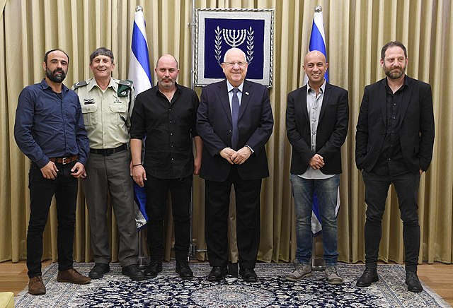Aktorzy z serialu "Fauda" podczas spotkania z prezydentem Izraela Reuwenem Riwlinem (w środku) w lutym 2018 r. Trzeci z lewej Lior Raz