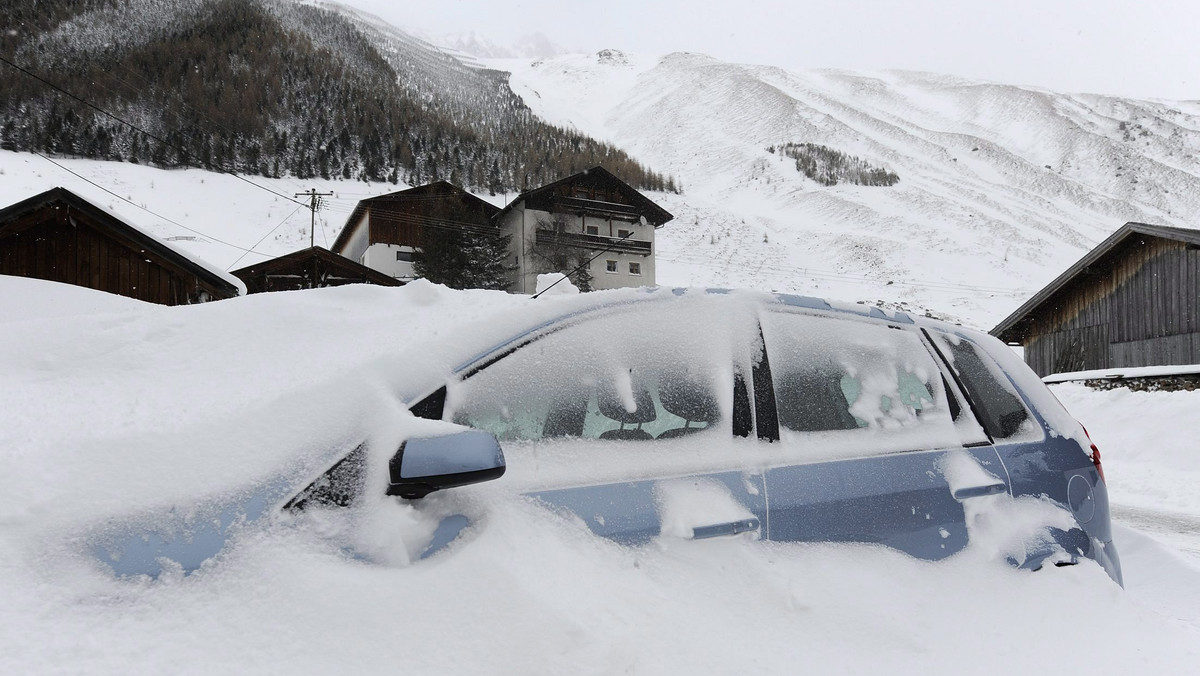 Intensywne opady śniegu w nocy z wczoraj na dziś spowodowały przerwanie połączeń komunikacyjnych między wysuniętym najbardziej na zachód austriackim krajem związkowym Vorarlberg a pozostałym terytorium Austrii - podała austriacka agencja APA.