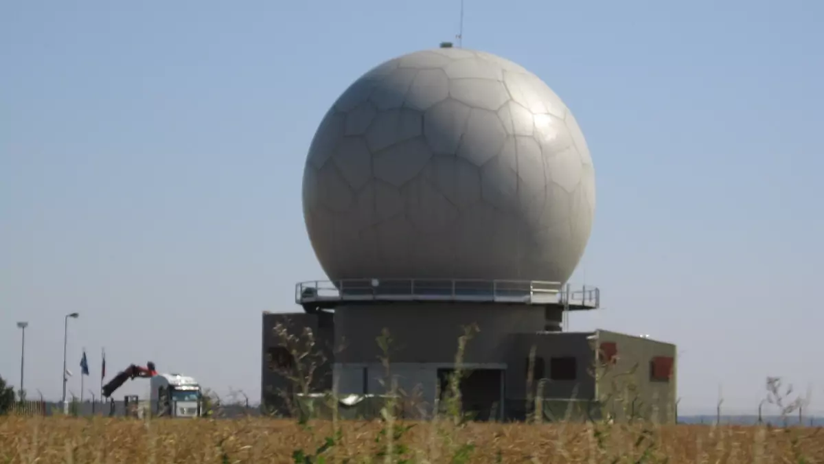 Radar RAT-31DL (Backbone) – antena znajduje się wewnątrz kopuły