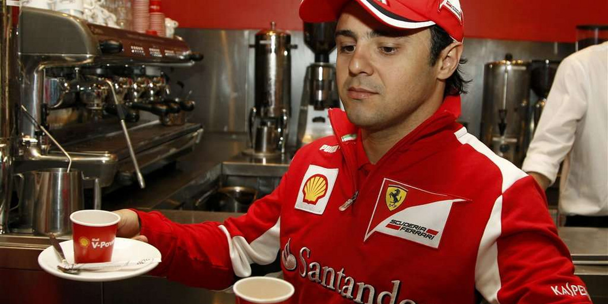 Felipe Massa robi kawę kibicom