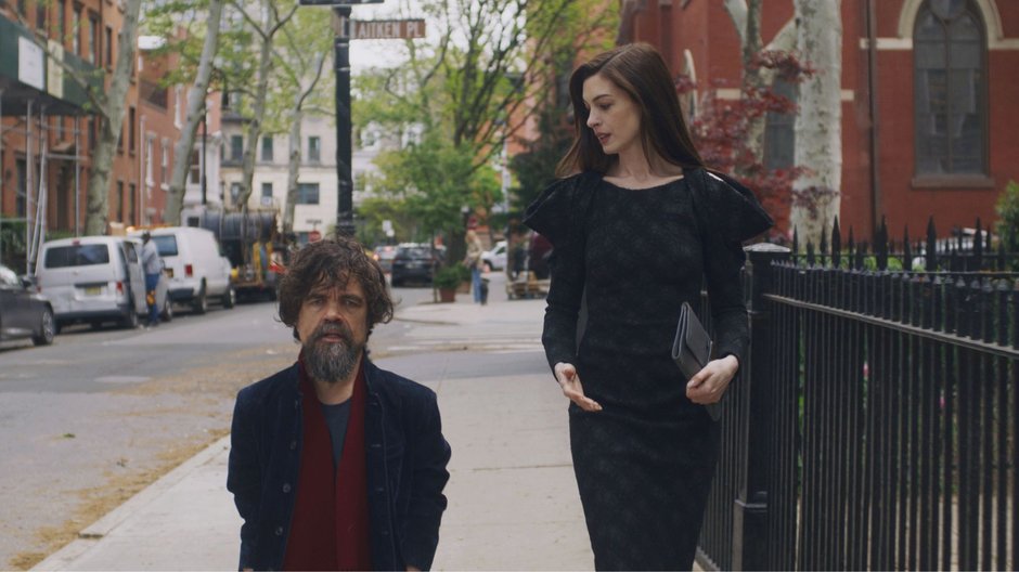 Peter Dinklage i Anne Hathaway w filmie "Miłość bez ostrzeżenia"