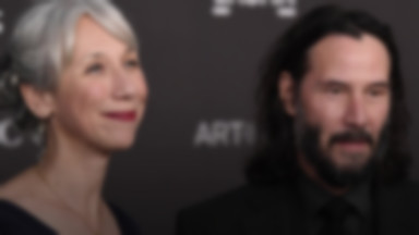 Keanu Reeves wywołał sensację, pokazując się z ukochaną. Media żyły też "aferą pośladkową" z udziałem Harry'ego