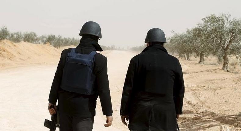 Tunisian polices officers stands guard during an operation to eliminate militants in a village some 50 km (31 miles) from the town of Ben Guerdane, Tunisia, near the Libyan border, March 10, 2016. REUTERS/Zoubeir Souissi