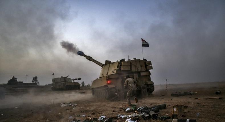 Iraqi forces fire a self-propelled howitzer during an effort to retake the Iraqi city of Mosul from the Islamic State October 19, 2016, an operation the US worries could be hampered by a Turkey-Iraq dispute