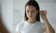 Czyszczenie uszu patyczkiem może być niebezpieczne dla zdrowia - ostrzega laryngolog