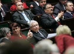 PO kontra PiS: Decydujące starcie o spot