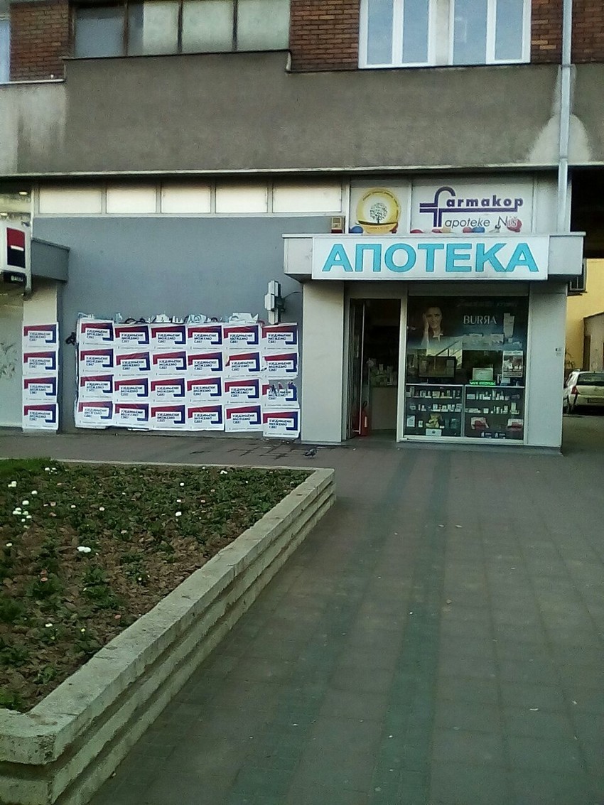 Vlast prednjačiu lepljenju gde mu mesto nije