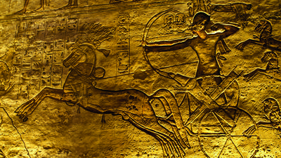 Fake news wykuty w kamieniu. Faraon Ramzes II podczas bitwy z Hetytami pod Kadeszem. Twierdził, że wygrał, choć starcie nie było rozstrzygnięte.