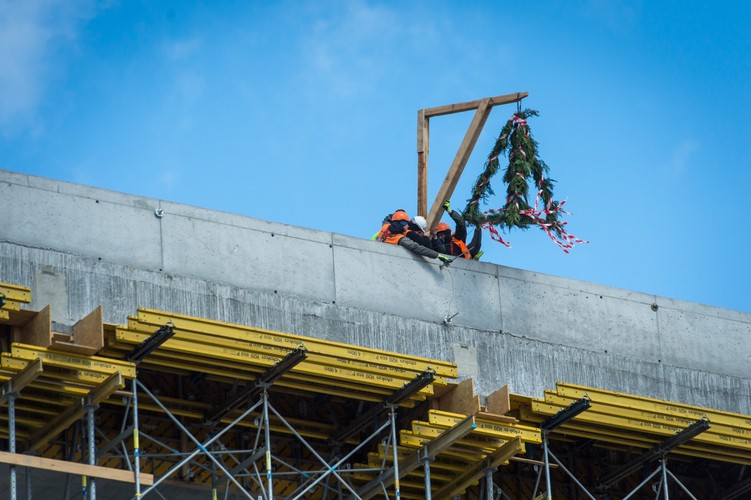 Prace przy budowie dworca głównego w Bydgoszczy są na półmetku. W poniedziałek odbyło się uroczyste zawieszenie wiechy.

<br><br> (mr) PAP/Tytus Żmijewski