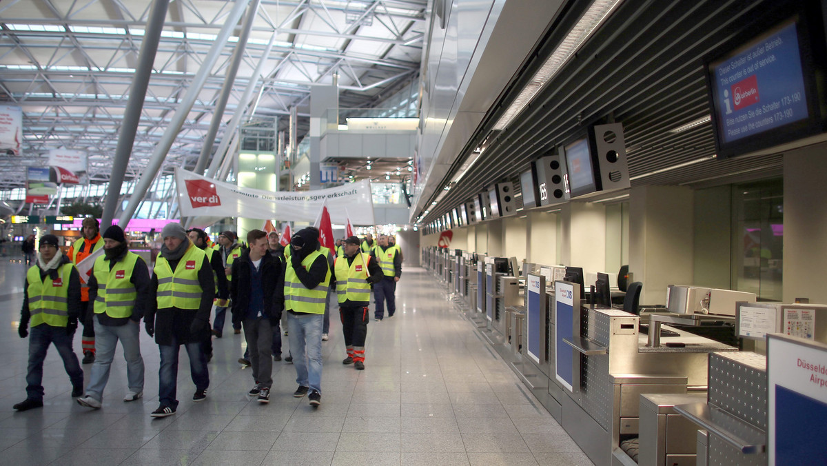 - Część personelu naziemnego portu lotniczego w Duesseldorfie przerwała dzisiaj rano pracę. Strajk ostrzegawczy zorganizowany przez związek zawodowy pracowników sektora usług Verdi ma potrwać do godz. 13 - poinformował rzecznik związkowców w Duesseldorfie.