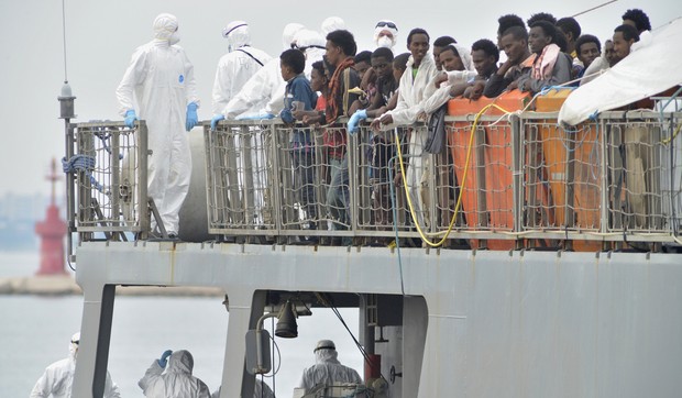 625347_rescued-migrants-wait-to-disembark-from-the-irish-navy-ship-le-eithne-at-the-taranto-harbor-italy-ap