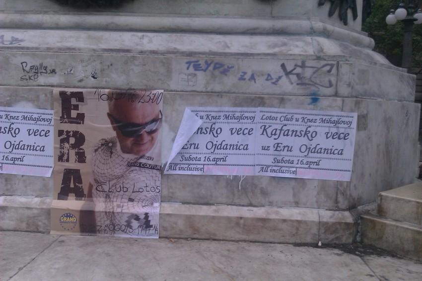 Plakat na postamentu spomenika knezu Mihailu