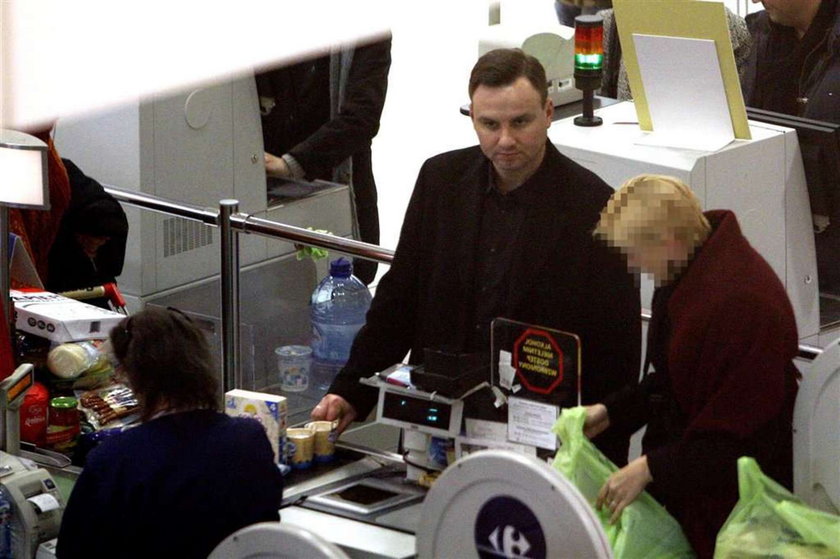 Minister prezydenta pojechał limuzyną po zakupy!