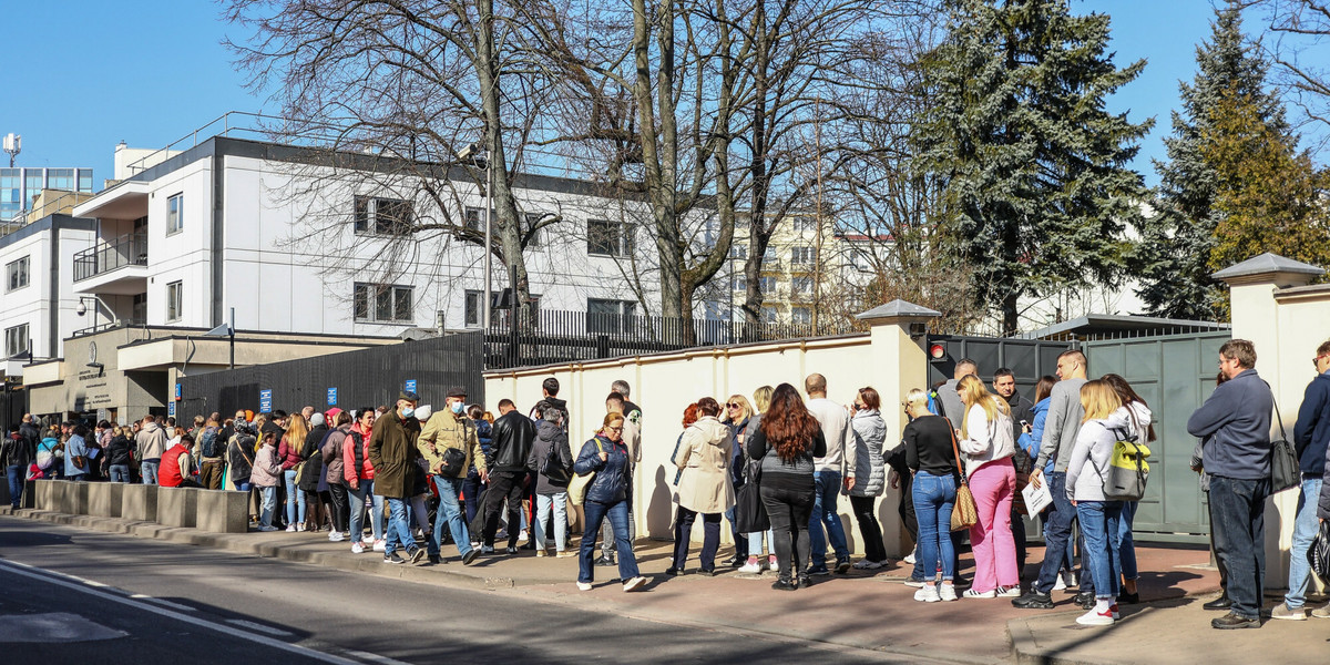 Kolejka pod ambasadą USA w Polsce. Uchodźcy z Ukrainy w kolejce po wizy w związku z wojną