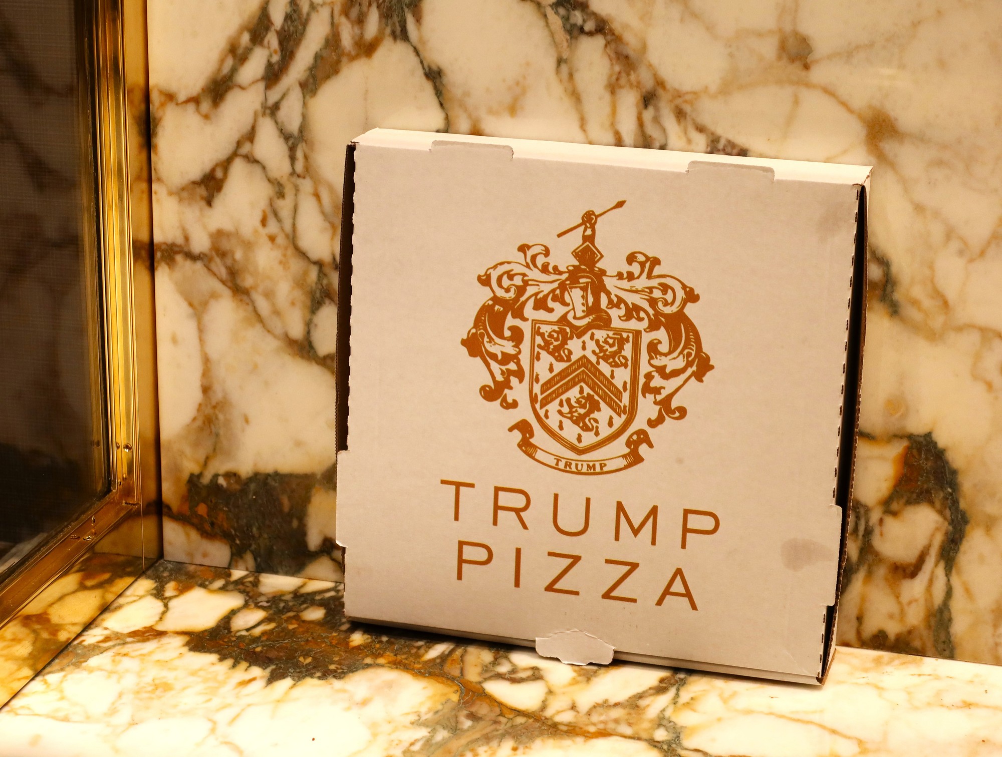 Reportáž zo sídla Trumpovho impéria: škatuľa od pizze v Trumpovej pizzerii.