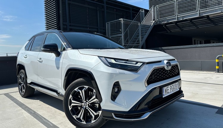 Ma silnik 2.5 i spala 3,7 l/100 km. Toyota trzęsie rynkiem. Cena hitem