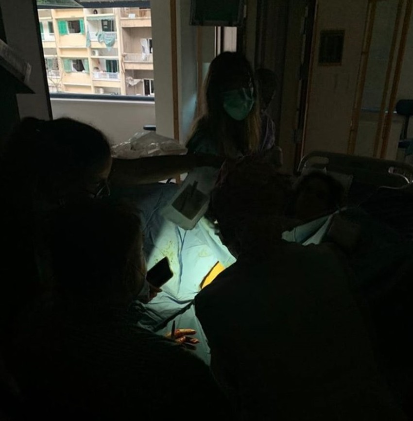 Porođaj uz svetlost sa mobilnih telefona