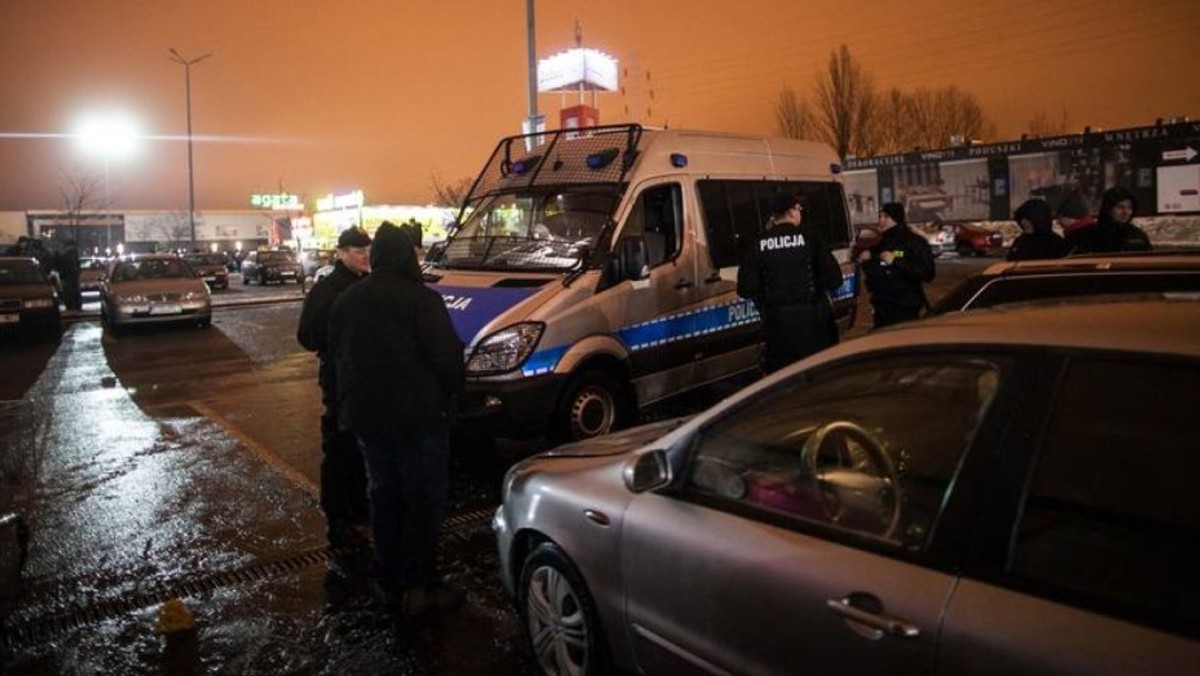 Zamiast efektownych poślizgów - kontrole trzeźwości. Tak wyglądało kolejne spotkanie z cyklu Nocny Drift w Łodzi. W nocy 7 na 8 lutego na parkingu przed Tesco przy ul. Pojezierskiej zjawiło się około tysiąca miłośników jazdy w kontrolowanym poślizgu. Zanim "palenie gumy" zaczęło się na dobre, na miejsce nadjechały policyjne radiowozy.