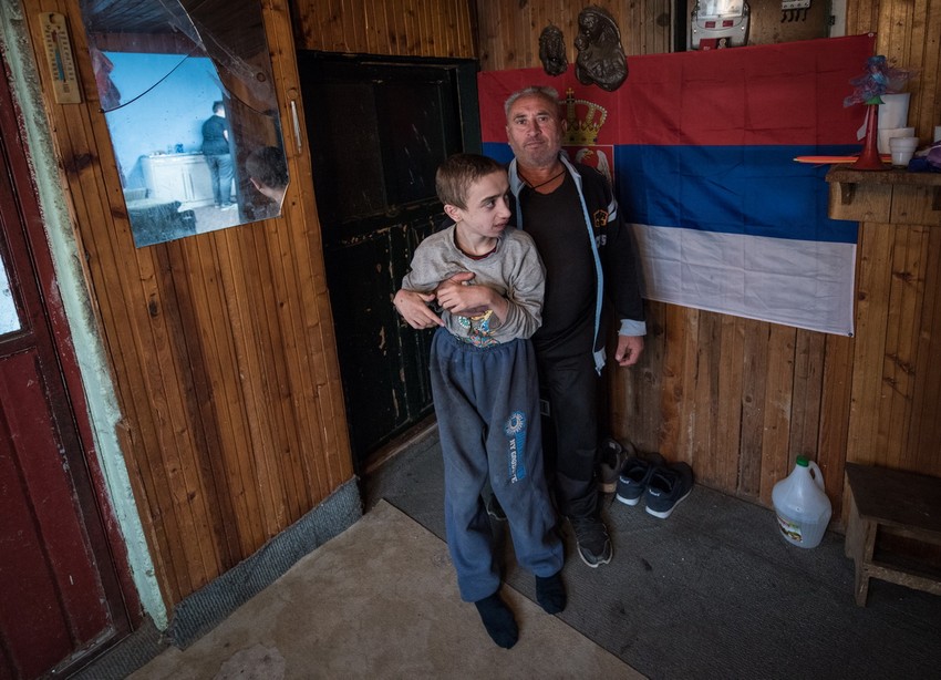 Srpska zastava se u domu Apostolskih ponosno ističe kako na krovu, tako i unutar kuće