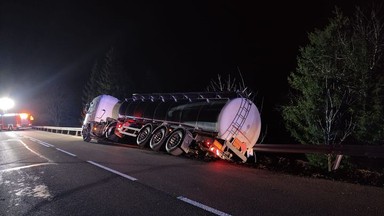 Cysterna zjechała z drogi i wpadła w barierki. Pojazd może osunąć się ze skarpy