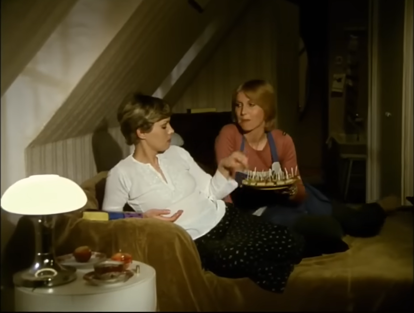 Herečky Eliška Balzerová a Jana Šulcová vo filme S tebou mě baví svět.