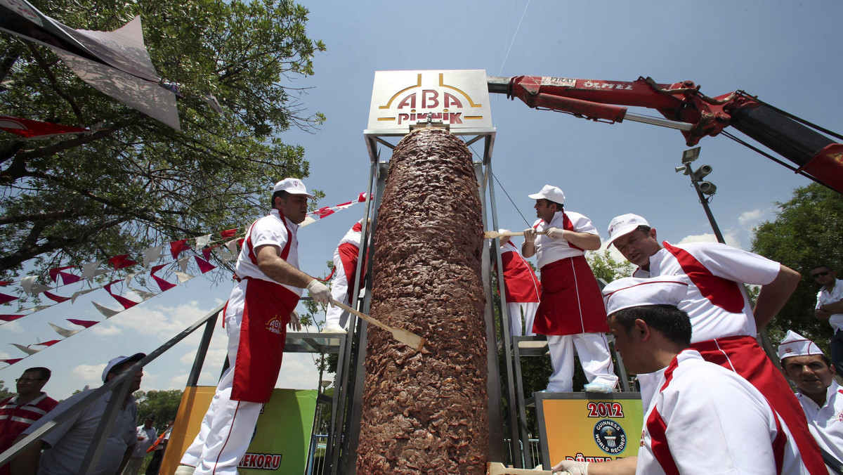 12 czerwca w stolicy Turcji Ankarze upieczono największy döner kebab świata, ważący 1198 kilogramów.