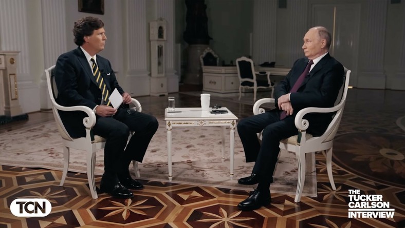 Tucker Carlson rozmawia z Władimirem Putinem w Moskwie, 6 lutego 2024 r.