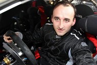 Robert Kubica za kierownicą samochodu rajdowego drzwi otwarte