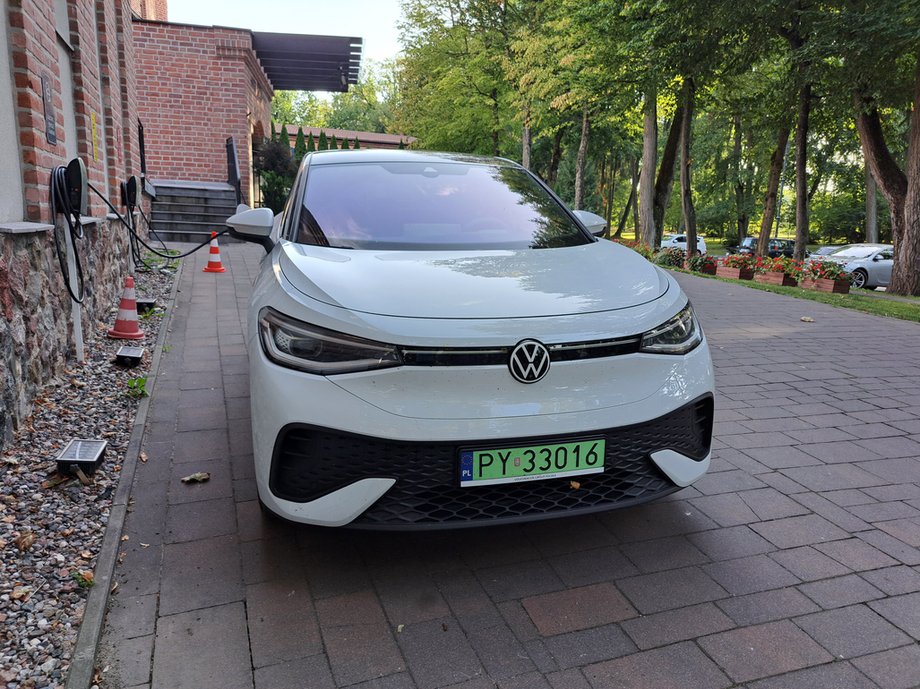 Volkswagen ID.5 - ładowanie z powolnej ładowarki o mocy 11 kW jest najtańsze albo nawet - jak w tym przypadku, pod hotelem - całkiem darmowe (o ile wykupimy nocleg). Wtedy jazda elektrykiem jest rzeczywiśćie tania.