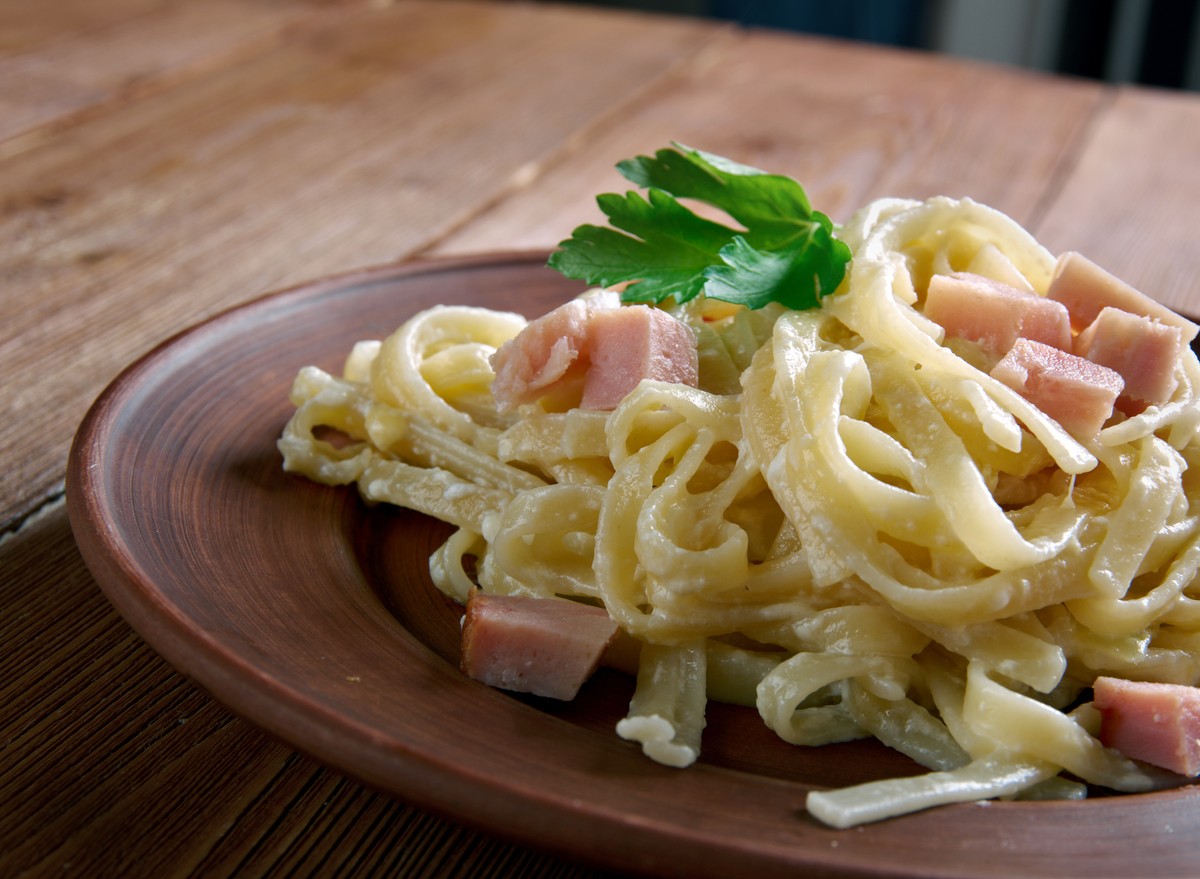 Fettuccine alla papalina, błyskawiczne i pyszne danie z makaronu prosto z Włoch