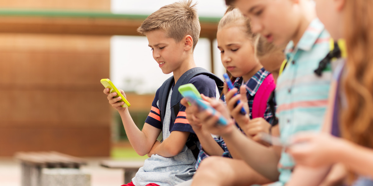 Zakaz jest reakcją na obawy, że uczniowie stają się coraz bardziej uzależnieni od smartfonów