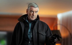 Był Bondem, jest bossem mafii. Wyczekiwany serial gangsterski już w Polsce