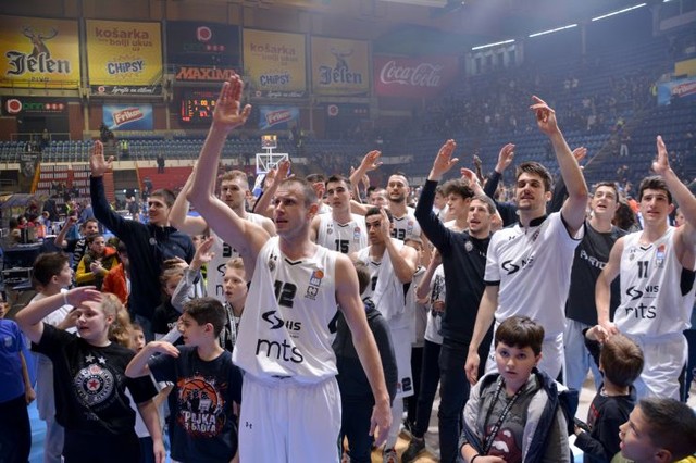 Slavlje košarkaša Partizana posle pobede nad Igokeom