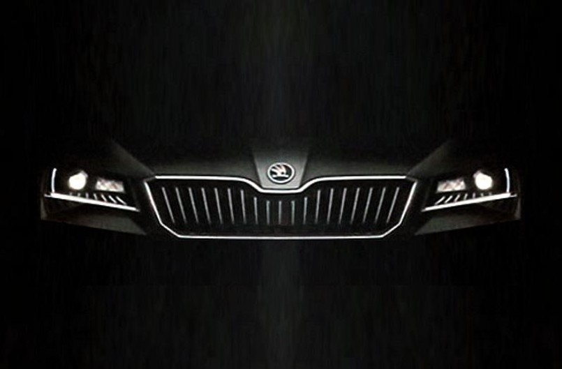W najbliższych latach Skoda planuje osiągnąć roczną produkcję na poziomie półtora miliona samochodów. W tym czasie czeska marka będzie wprowadzać co pół roku jeden całkowicie nowy lub gruntownie zmodernizowany model. Wiadomo, że na liście debiutantów jest całkiem nowa skoda superb. Oto limuzyna nowej generacji z Czech - bez maskującego oklejenia...