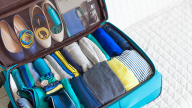 10 rad, jak sprytnie spakować walizkę. Zaoszczędź czas i miejsce [INFOGRAFIKA]