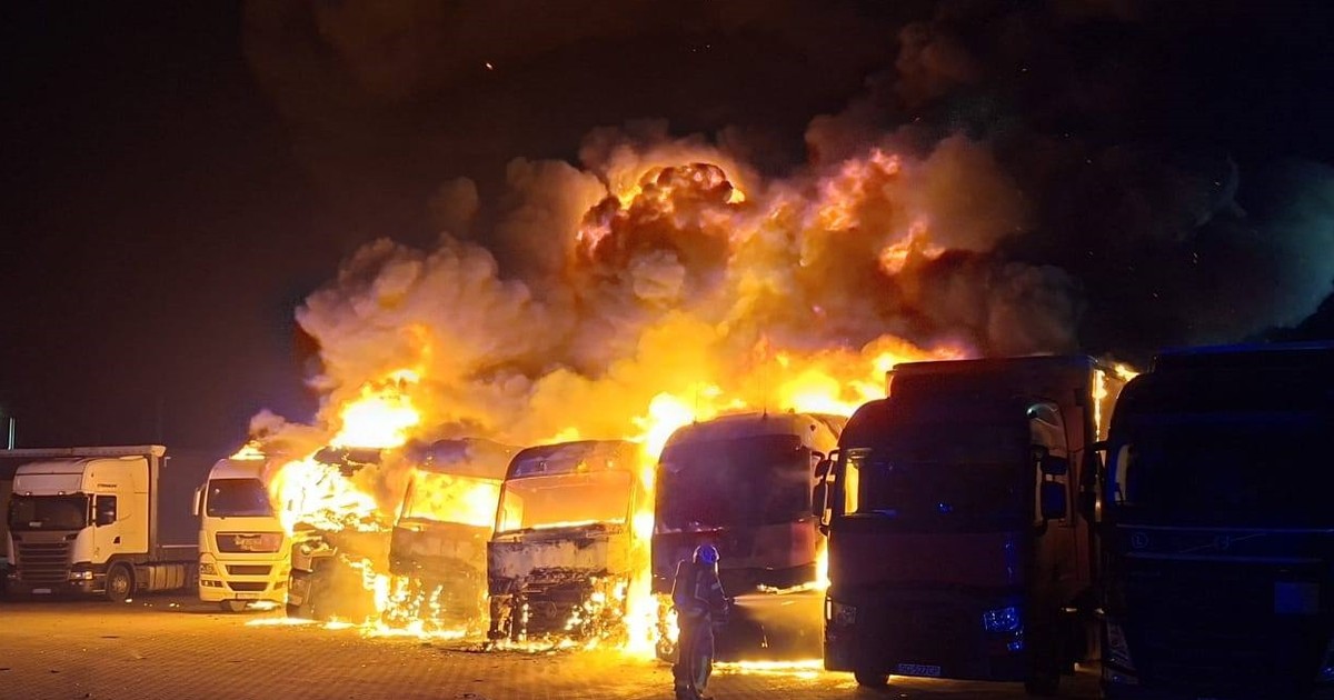 Dramat w Paniówkach. Sześć tirów spłonęło w pożarze. Straty są ogromne