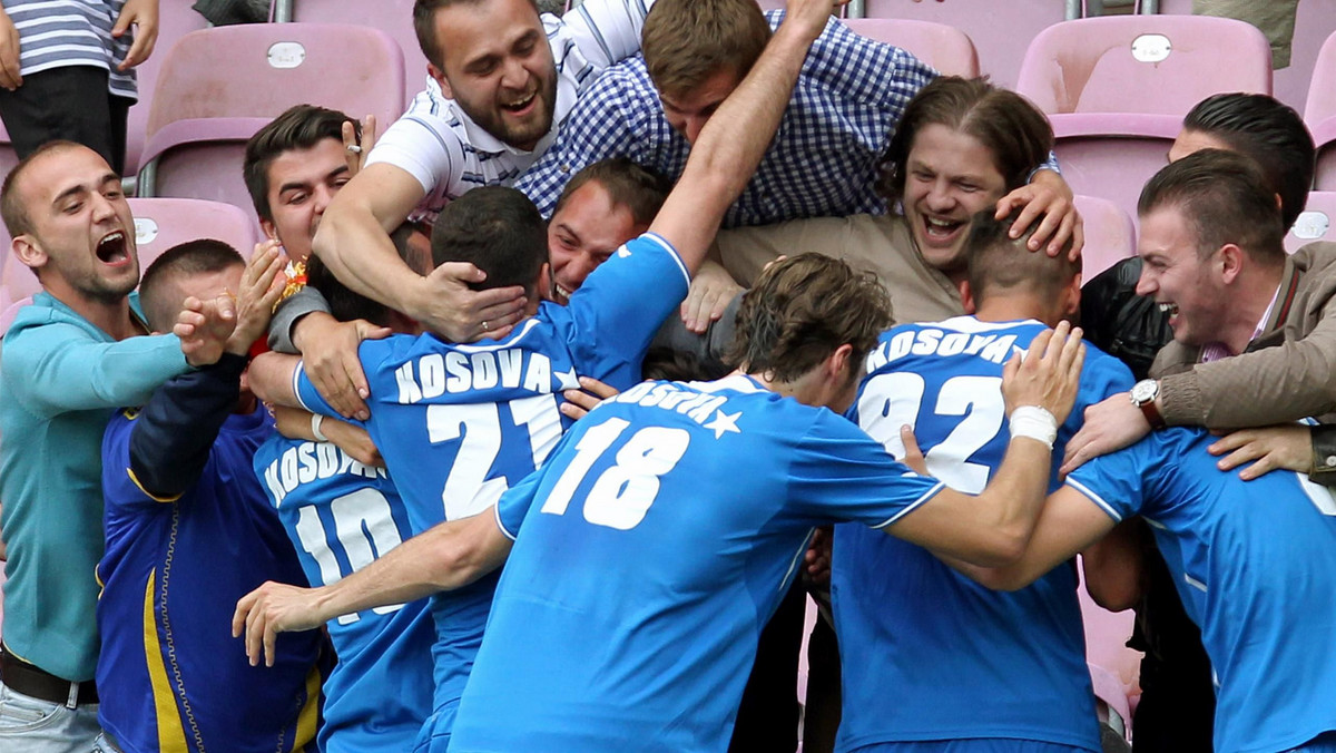 Mimo że przez ponad pół meczu musieli sobie radzić w osłabieniu, w pierwszym oficjalnym meczu piłkarze Kosowa pokonali towarzysko Wyspy Owcze 2:0 (1:0).